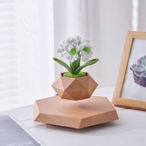 Levitating plant pot knitted flower style